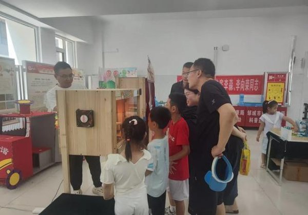 配资吧配资官网 孩子暑假玩疯了，科创基地人气爆棚，亲子活动藏惊喜